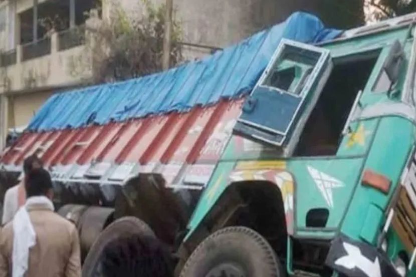 दुर्दैवी ! रस्त्याशेजारी झोपलेल्या कुटुंबावर पलटला तांदळाने भरलेला ट्रक, वडिलांसहित दोन मुलांचा मृत्यू