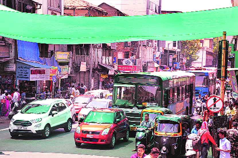 रणरणत्या उन्हात सिग्नलला उभ्या राहणाऱ्या वाहनचालकांसाठी हुतात्मा कर्णिक चौकासह शहरातील महत्त्वाच्या चौकात कापडी छप्परची सुविधा उपलब्ध करून देण्यात आल्यामुळे दिलासा मिळाला आहे.