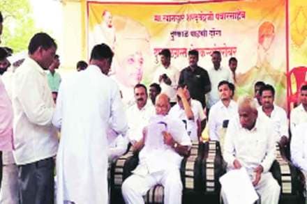 सांगोला येथे दुष्काळग्रस्तांशी चर्चा करताना शरद पवार.