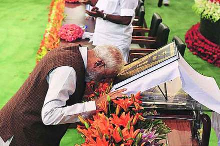 निकालानंतर राष्ट्रीय लोकशाही आघाडीच्या बैठकीत नरेंद्र मोदी यांनी राज्य घटनेला अभिवादन केले.