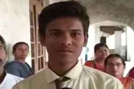 चौकीदाराच्या मुलाने बोर्डाच्या परीक्षेत मिळवले ९९.८ टक्के
