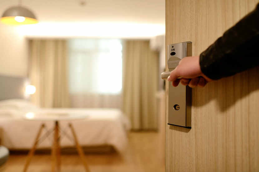 हॉटेलवर राहिलेल्या जोडप्याला त्रास देण्याचा अधिकार पोलिसांना नाही