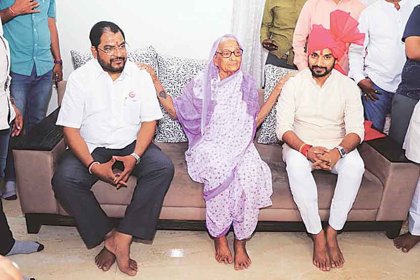 राजू शेट्टी यांच्या मातोश्री रत्नाबाई शेट्टी यांनी धैर्यशील माने आणि राजू शेट्टी या दोघांना शेजारी बसवून आशीर्वाद दिले. (छाया : राज मकानदार)