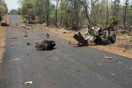 कुरखेड्यापासून ६ किलोमीटर अंतरावरील जांभूरखेडा गावाजवळील पुलावर नक्षलींनी भूसुरुंग स्फोट घडवला.