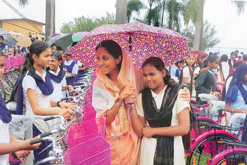 महिला, तरुणाई, मुलांमध्ये रमणाऱ्या खासदार 