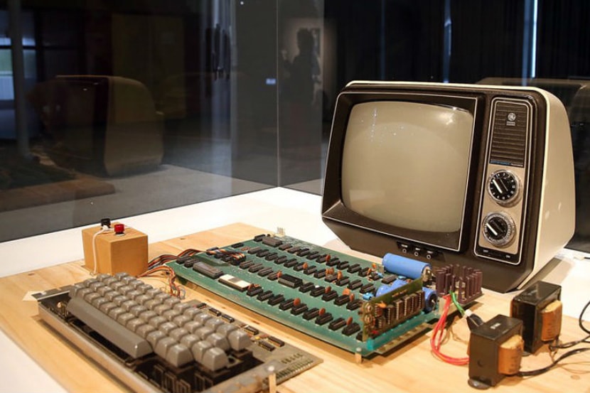 Apple-1 ! क्रांतीचे जनक ठरलेल्या पहिल्या दुर्मिळ कंप्युटर्सचा आजपासून लिलाव