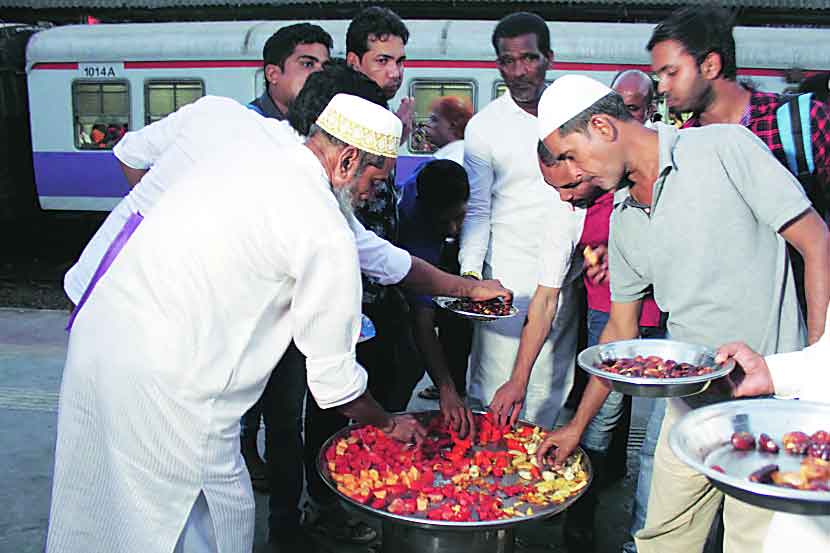 इफ्तारची वेळ टळू नये म्हणून सेवेकरी सज्ज