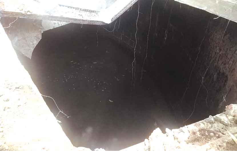 पदपथाखाली शतकापूर्वीची विहीर