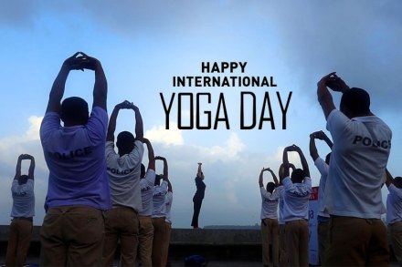 आज आंतरराष्ट्रीय योग दिवस आहे मुंबईकरांनी मरिन ड्राईव्हवर एकत्र येत योगासनं केली छायाचित्र- निर्मल


