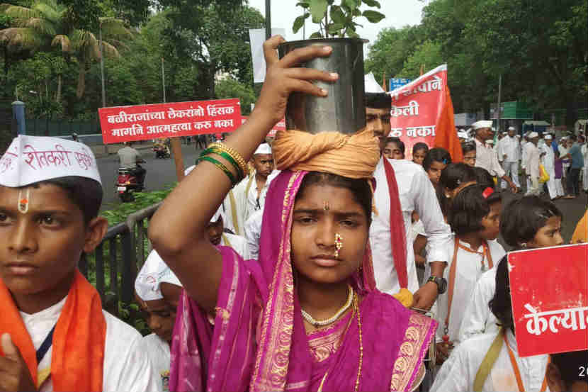 विठुरायाला साकड घालण्यास निघाली आत्महत्याग्रस्त शेतकऱ्यांच्या मुलांची दिंडी