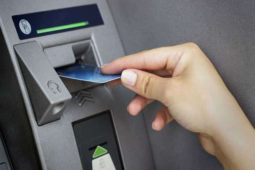 ATMमधून आता वारंवार पैसे काढण्यावर येणार निर्बंध?; ‘या’ नियमात बदलाची शक्यता