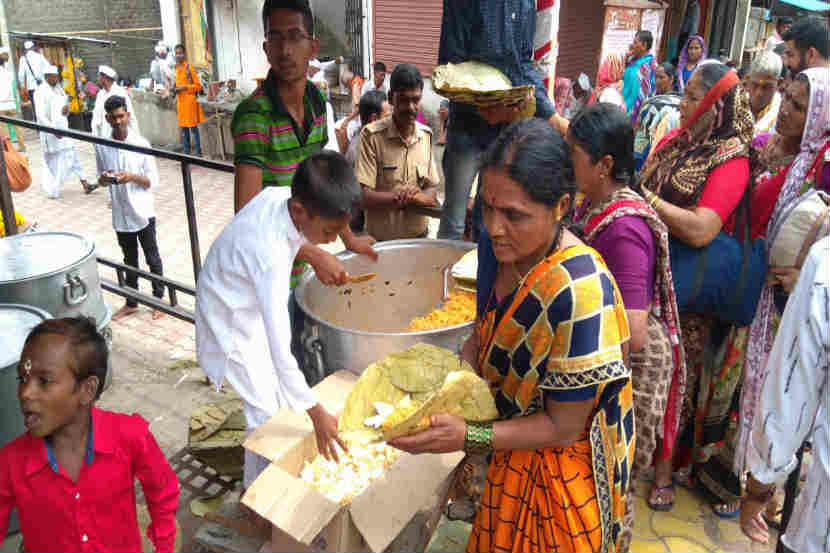 देहूनगरीत गेल्या ५० वर्षांपासून वारकऱ्यांना नवशा गणपती मंडळाकडून अन्नदान