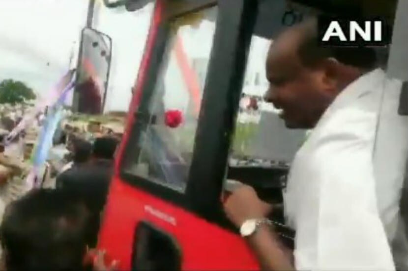 बंगळुरु : कर्नाटकचे मुख्यमंत्री कुमारस्वामी हे आंदोलकांवर भडकले.