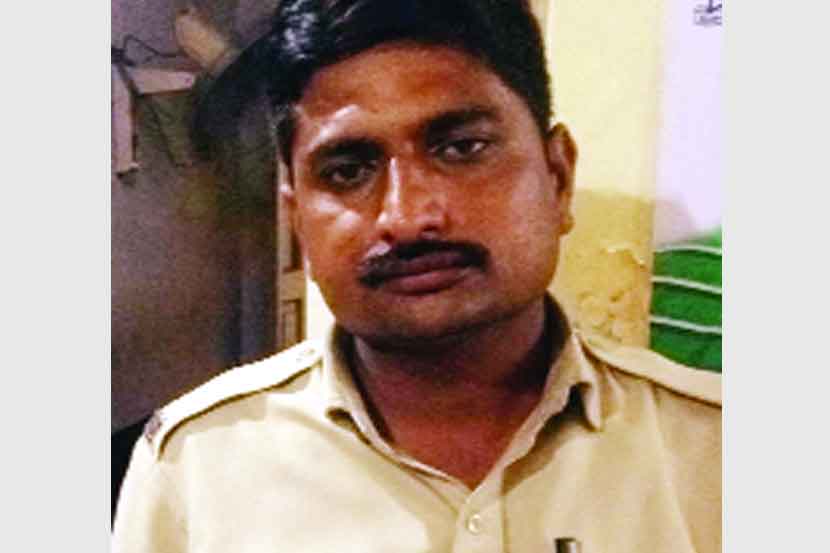 अटक करण्यात आलेला बनावट पोलीस शिपाई