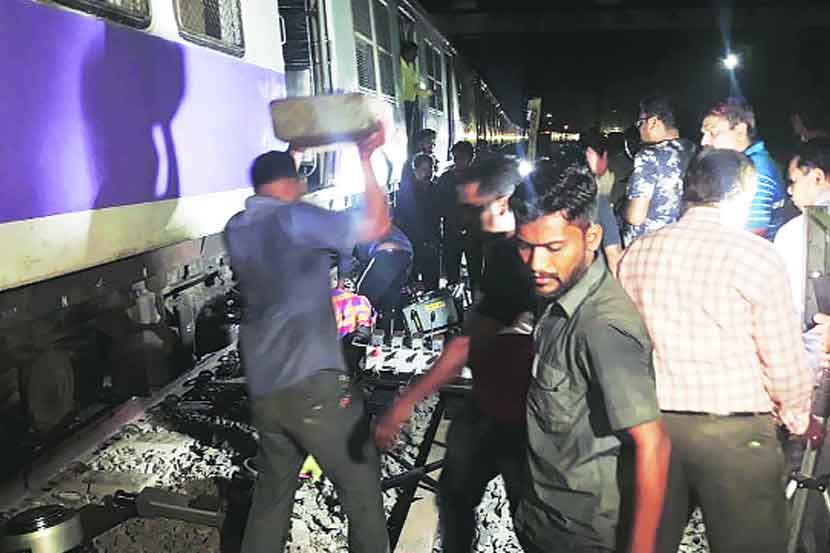 कुर्ला येथे २६ मे रोजी लोकलच्या एका डब्याचे चाक रुळांवरून घसरून वाहतूक विस्कळीत झाली होती.