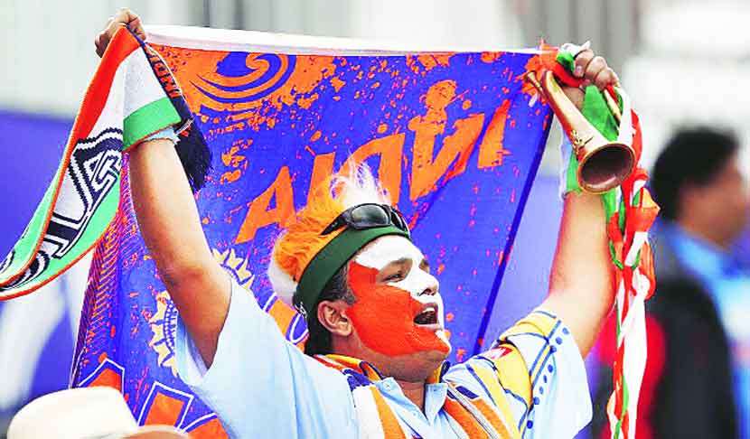 बेभान भारतीय चाहत्यांचे धुमशान..