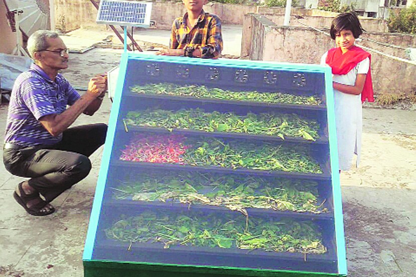 कोल्हापुरातील निसर्गमित्र संस्थेने बनवलेले वाळवणी यंत्र शेतकऱ्यांना उपयुक्त आहे.