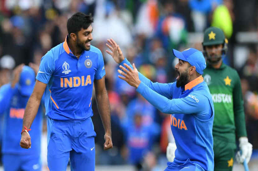 Ind vs Pak : विजय शंकर चमकला, विश्वचषकातील पहिल्याच चेंडूवर घेतला बळी