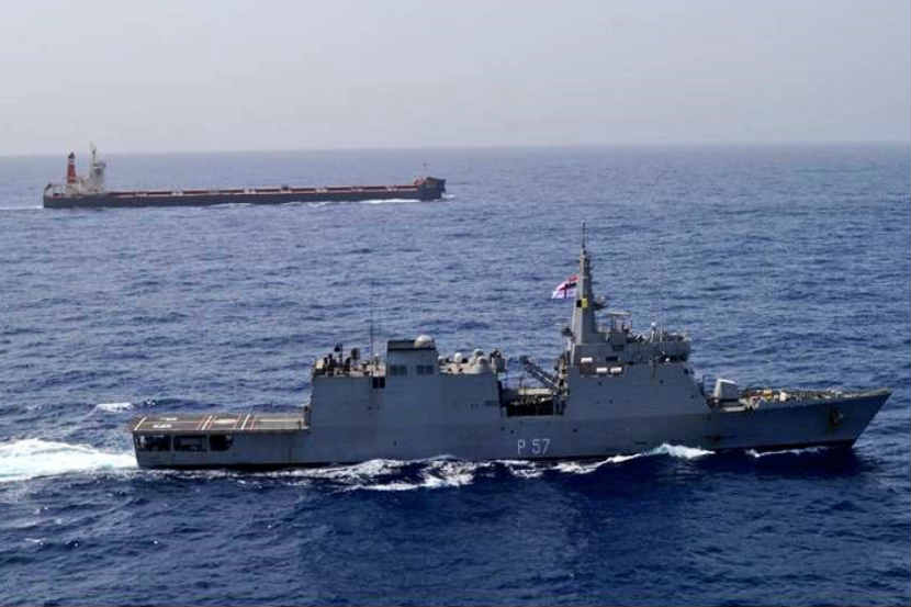 आखातामध्ये भारतीय जहाजांच्या सुरक्षेसाठी नौदलाने तैनात केल्या युद्धनौका