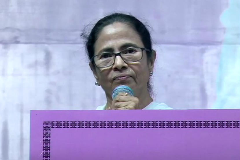 Kolkata : बंगालला गुजरात बनवण्याचाडाव, असल्याचे मत प.बंगालच्या मुख्यमंत्री ममता बॅनर्जी यांनी केली आहे.