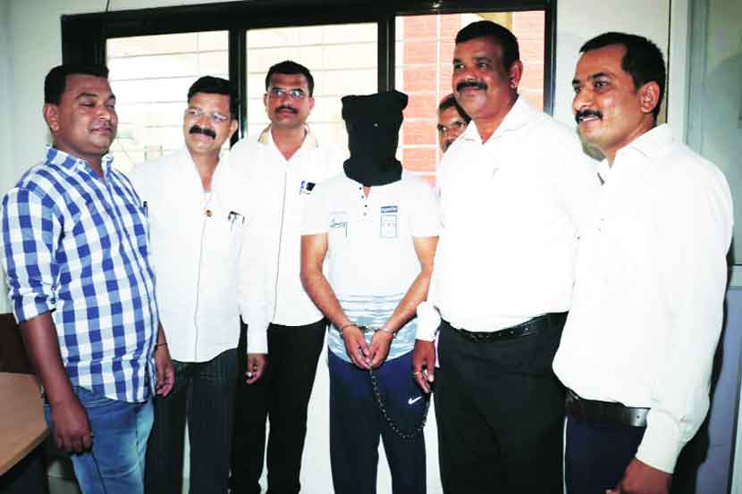 मुत्थूट फायनान्समध्ये गोळीबाार करणाऱ्यास पोलीस आयुक्तालयात आणतांना कर्मचारी  (छाया- यतीश भानू)