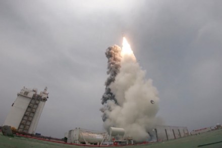 चीनचे समुद्रातून अंतराळात रॉकेट लाँच
