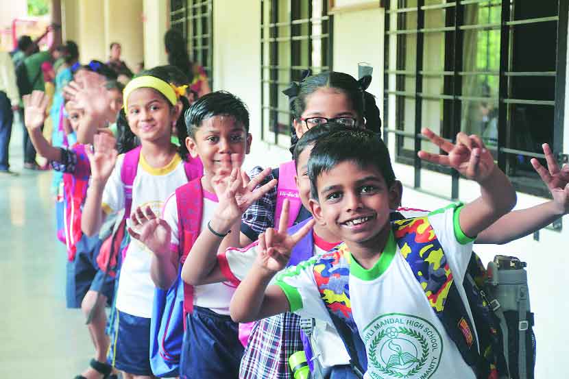 ढोलताशांच्या गजरात विद्यार्थ्यांचे स्वागत