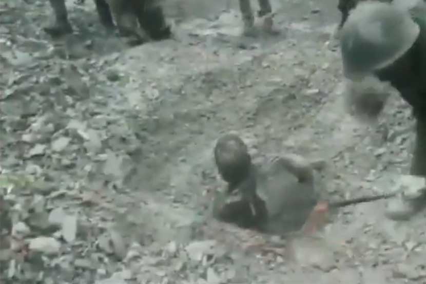 Video : सलाम! CRPF जवानांनी मातीच्या ढिगाऱ्याखालून वाचवले त्याचे प्राण