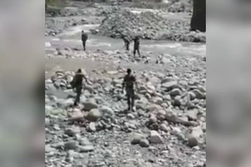 सलाम ! तरुणीला वाचवण्यासाठी CRPF जवानांनी नदीत घेतली उडी