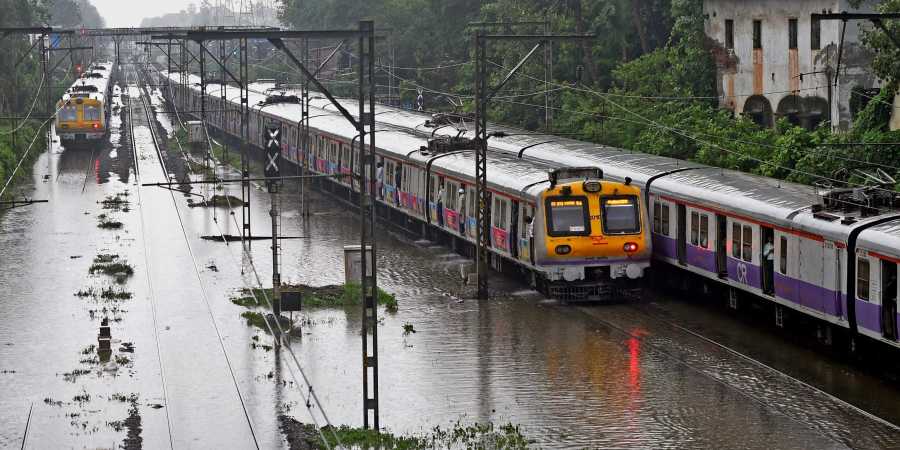 पश्चिम रेल्वे हळूहळू पूर्वपदावर, चर्चगेट ते विरार लोकलसेवा सुरु