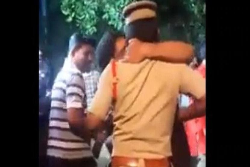 Viral video : दारूच्या नशेत तरूणाने चक्क घेतला पोलीस अधिकाऱ्याचा मुका