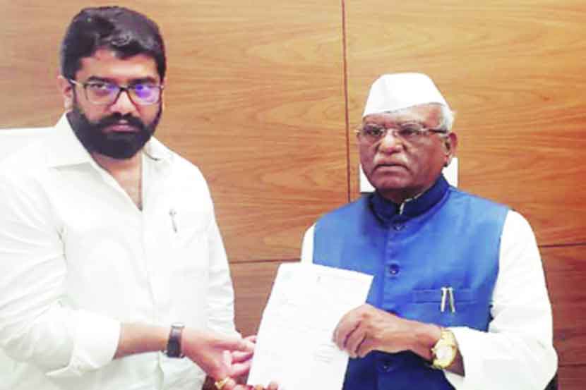 विधानसभा अध्यक्ष हरिभाऊ बागडे यांच्याकडे आपला राष्ट्रवादीच्या आमदारकीचा राजीनामा सुपूर्त करताना शिवेंद्रसिंहराजे. विधानसभा अध्यक्ष हरिभाऊ बागडे यांच्याकडे आपला राष्ट्रवादीच्या आमदारकीचा राजीनामा सुपूर्त करताना शिवेंद्रसिंहराजे.