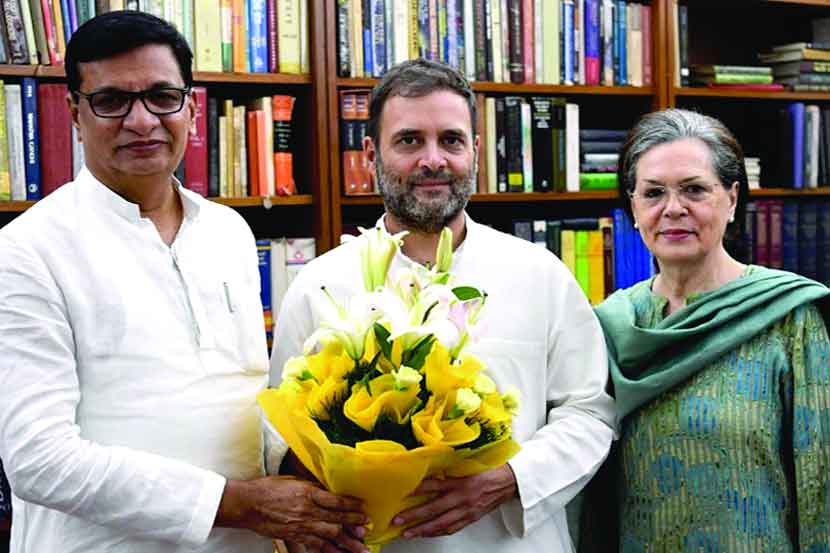 नवनियुक्त काँग्रेस प्रदेशाध्यक्ष बाळासाहेब थोरात यांनी सोमवारी नवी दिल्लीत यूपीएच्या अध्यक्ष सोनिया गांधी आणि राहुल गांधी यांची भेट घेतली.