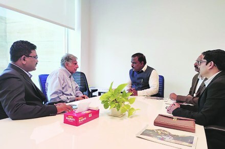 मुंबई येथे प्रसिध्द उद्योगपती रतन टाटा यांच्याशी चर्चा करताना भाजप उद्योग आघाडीचे प्रदेशाध्यक्ष प्रदीप पेशकार आणि इतर.