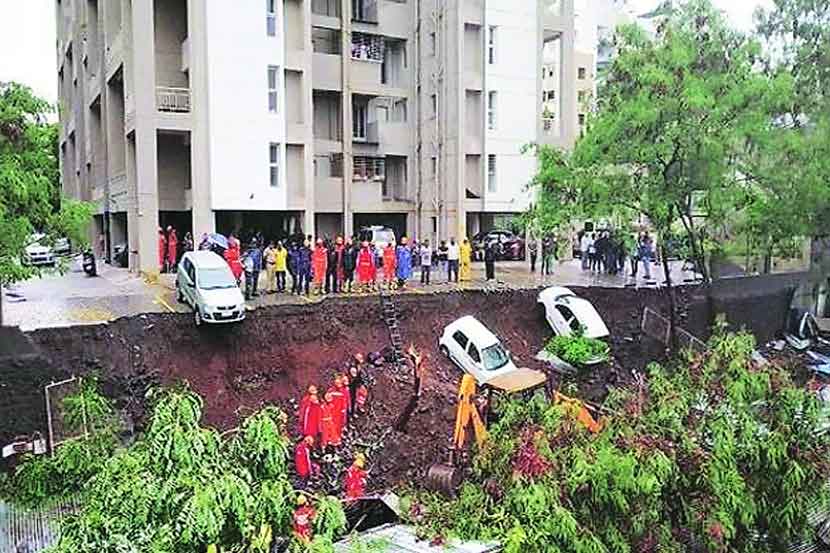 मुखी कुणाच्या पडते लोणी। कुणा मुखी अंगार॥