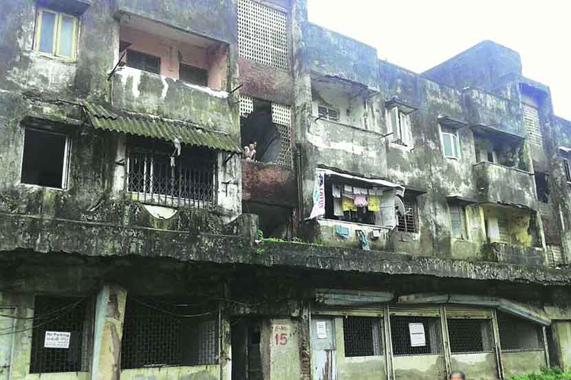 डोक्यावर धोक्याचेच छप्पर