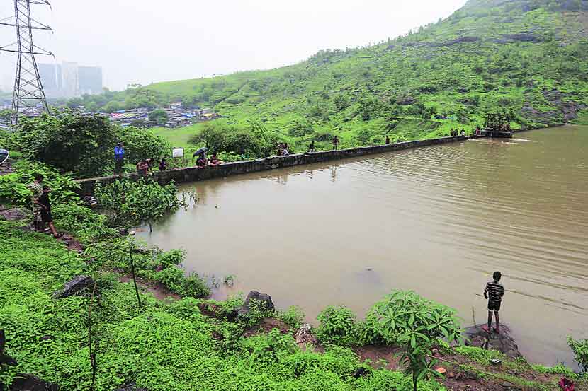 इलठण पाडा येथील रेल्वेच्या दिघा धरणालाही गळती होत असून धरणाखाली मोठी झोपडपट्टी असल्याने धोका वाढला आहे.                                                                                                                     (छायाचित्र : नरेंद्र वास्कर)