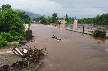 आंबा नदीने ओलांडली धोक्याची पातळी, नागोठण्यात पूरस्थिती