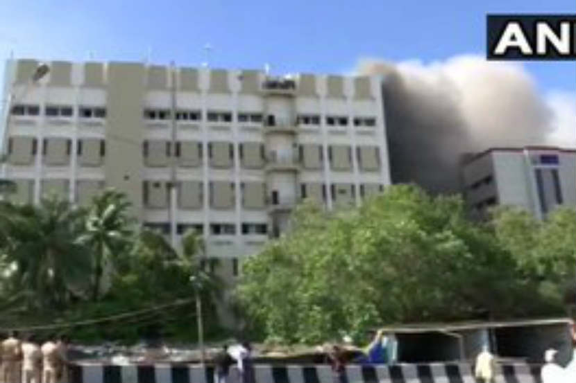 बांद्रा : येथील एमटीएनएलच्या इमारतीच्या वरच्या मजल्याला आग लागली आहे.