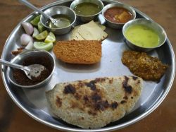 निरुद्देश भटकंती आणि मनमुराद खादाडी