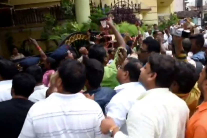 कोल्हापूर : राष्ट्रवादीचे आमदार हसन मुश्रीफ यांच्या घराबाहेर कार्यकर्त्यांनी मोठी गर्दी केली.