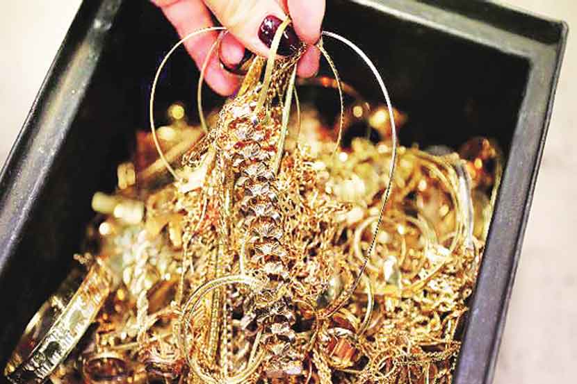 सोने महागले तरी ग्राहकांची खरेदीसाठी बाजारात गर्दी कायम