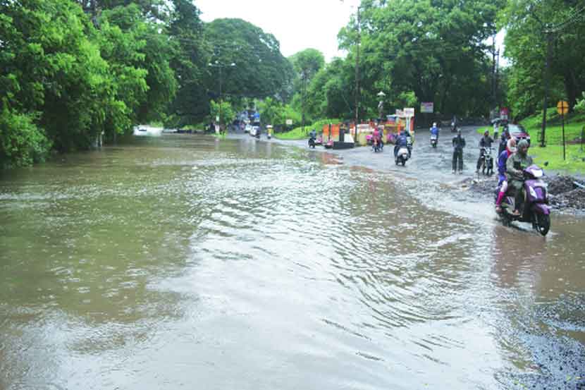 गेले काही दिवस पडत असलेल्या संततधार पावसामुळे पंचगंगा नदीच्या पाणीपातळीत वाढ झाली आहे. कोल्हापुरात गुरुवारी नदीकाठच्या परिसरातील सर्वच मंदिरे पाण्याखाली गेली तर सायंकाळी हे पाणी पात्राबाहेर पडत नागरी वस्तीच्या दिशेने जावू लागले. (छाया- राज मकानदार)