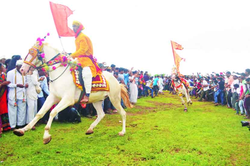 नंदवाळ येथे रंगलेला रिंगण सोहळा.
