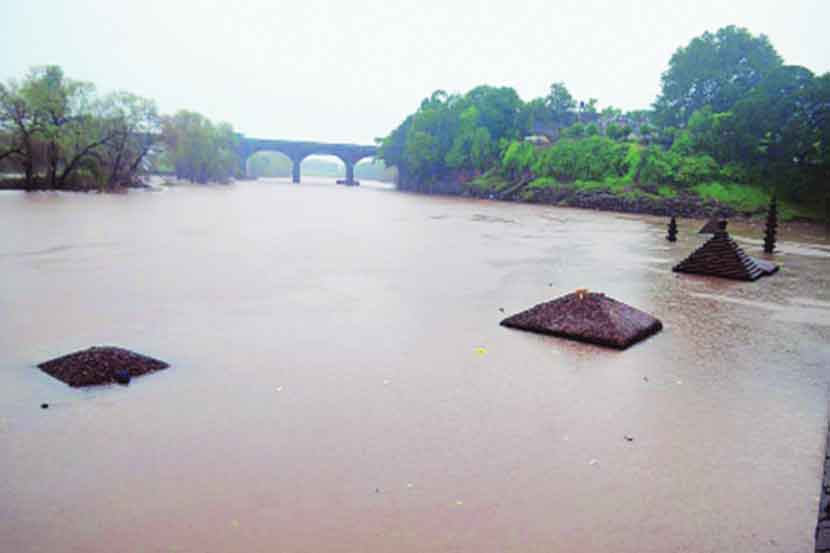 पावसाचे पुनरागमन झाल्याने कोल्हापुरातील पंचगंगा नदीच्या पाणी पातळीत मोठी वाढ झाली आहे. (छाया-राज मकानदार)