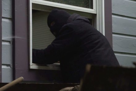 प्रेयसीच्या घरात शिरण्यासाठी पाईपलाईन चढणाऱ्या ‘स्पायडरमॅन’ला चोर समजून चोपलं