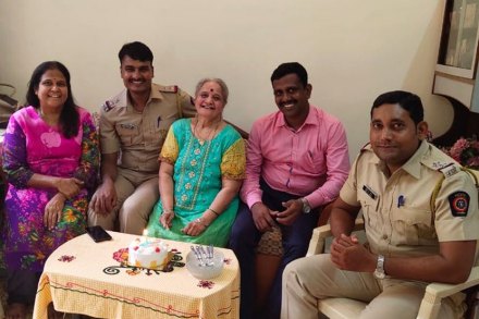 मुंबई पोलिसांनी दिलं ‘सरप्राइज’, थाटात साजरा केला आजीबाईंचा वाढदिवस
