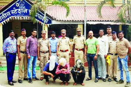 अटक करण्यात आलेल्या आरोपीसह पाचपावली पोलीस.