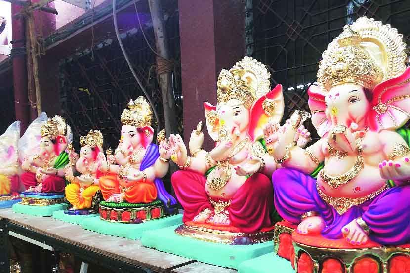 कागदी लगद्यापासून बनविलेल्या मूर्ती बाजारात आल्या आहेत.