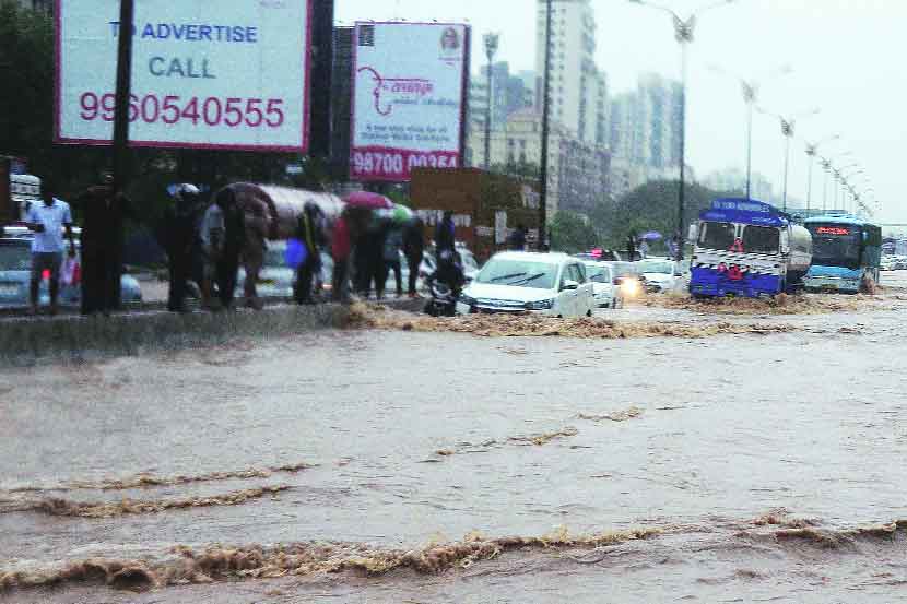 नाले अडविल्याने महामार्ग पाण्यात